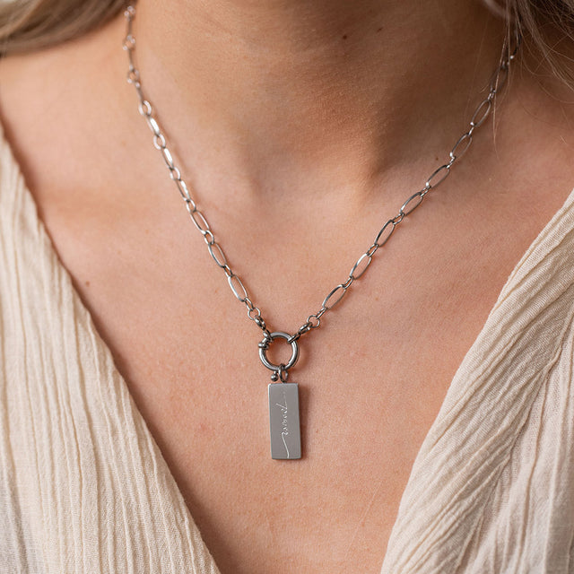 PURELEI Power Charm Anhänger aus silberfarbenem Edelstahl mit graviertem Statement, elegant und nickelfrei.