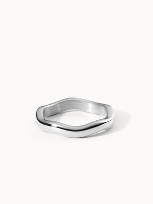 PURELEI Nakuna Ring aus nickelfreiem Silber mit sanft geschwungener Form, minimalistisch und elegant inszeniert.