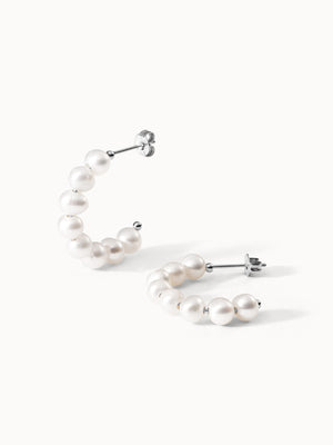 Aina Ohrringe von PURELEI, silberne Creolen mit natürlichem Perlenbesatz, elegant und feminin, nickelfrei.