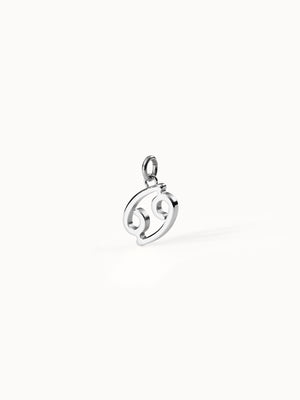Krebs Zodiac Charm aus nickelfreiem Silber offen gearbeitet, elegant minimalistisch auf hellem Hintergrund PURELEI