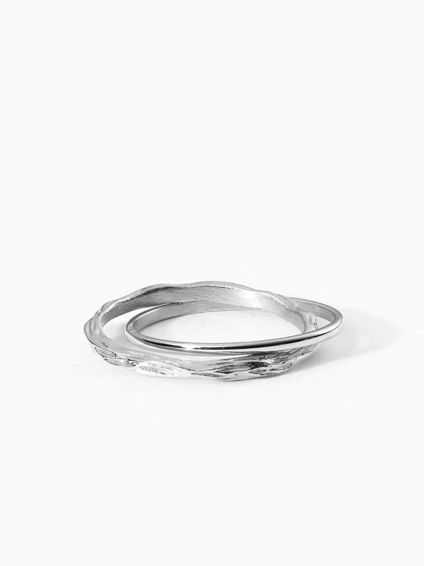 Silberner Ring mit Wellenstruktur von PURELEI, elegant und modern.