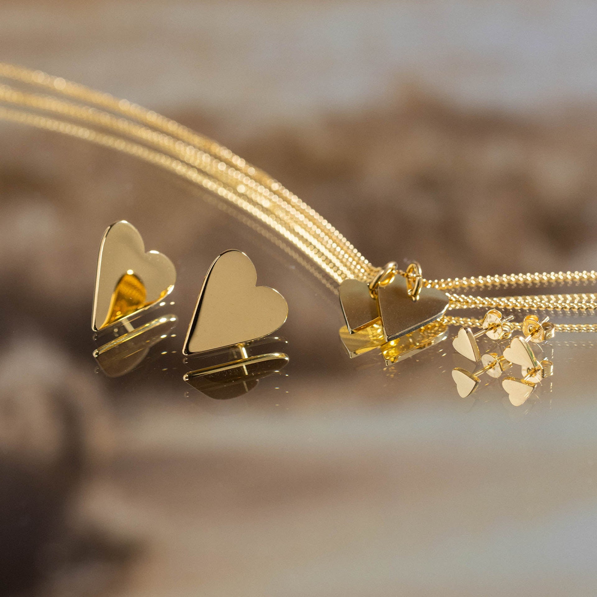 Share Love Anxiety Kette von PURELEI, vergoldet, zwei Herzanhänger, elegant und feminin mit warmem Insel-Spirit.