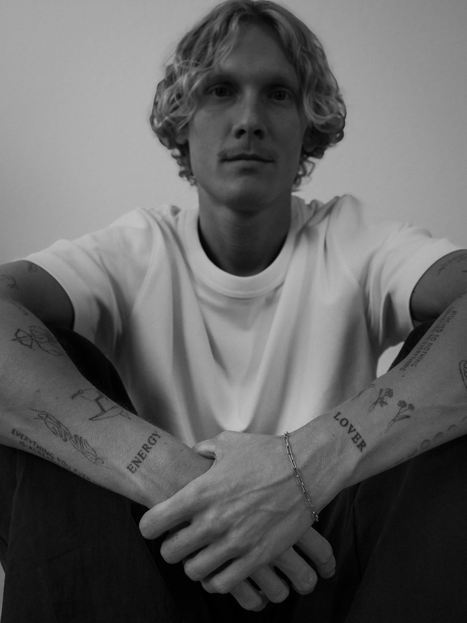 Link Chain Armband von PURELEI aus 18K vergoldetem Edelstahl, maskulin und klar am Handgelenk getragen, zeitlos elegant.