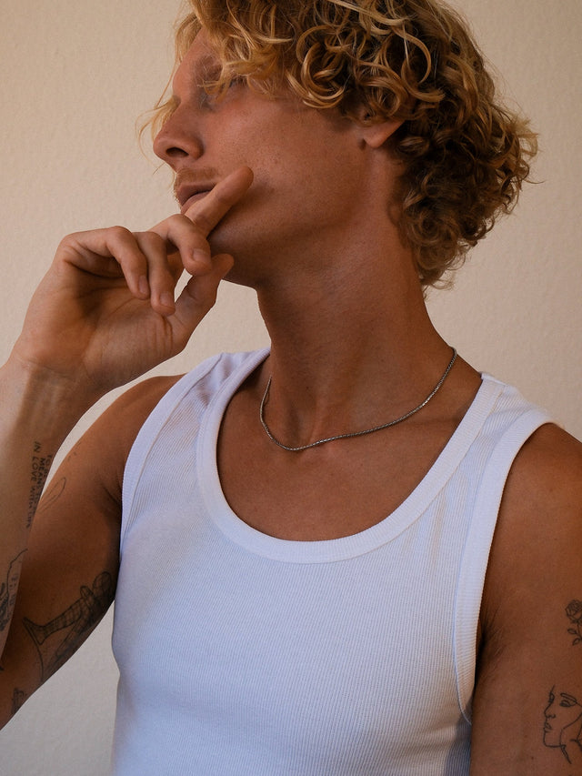 PURELEI Box Chain Kette aus silberfarbenem Edelstahl, schlicht und elegant am Hals getragen.