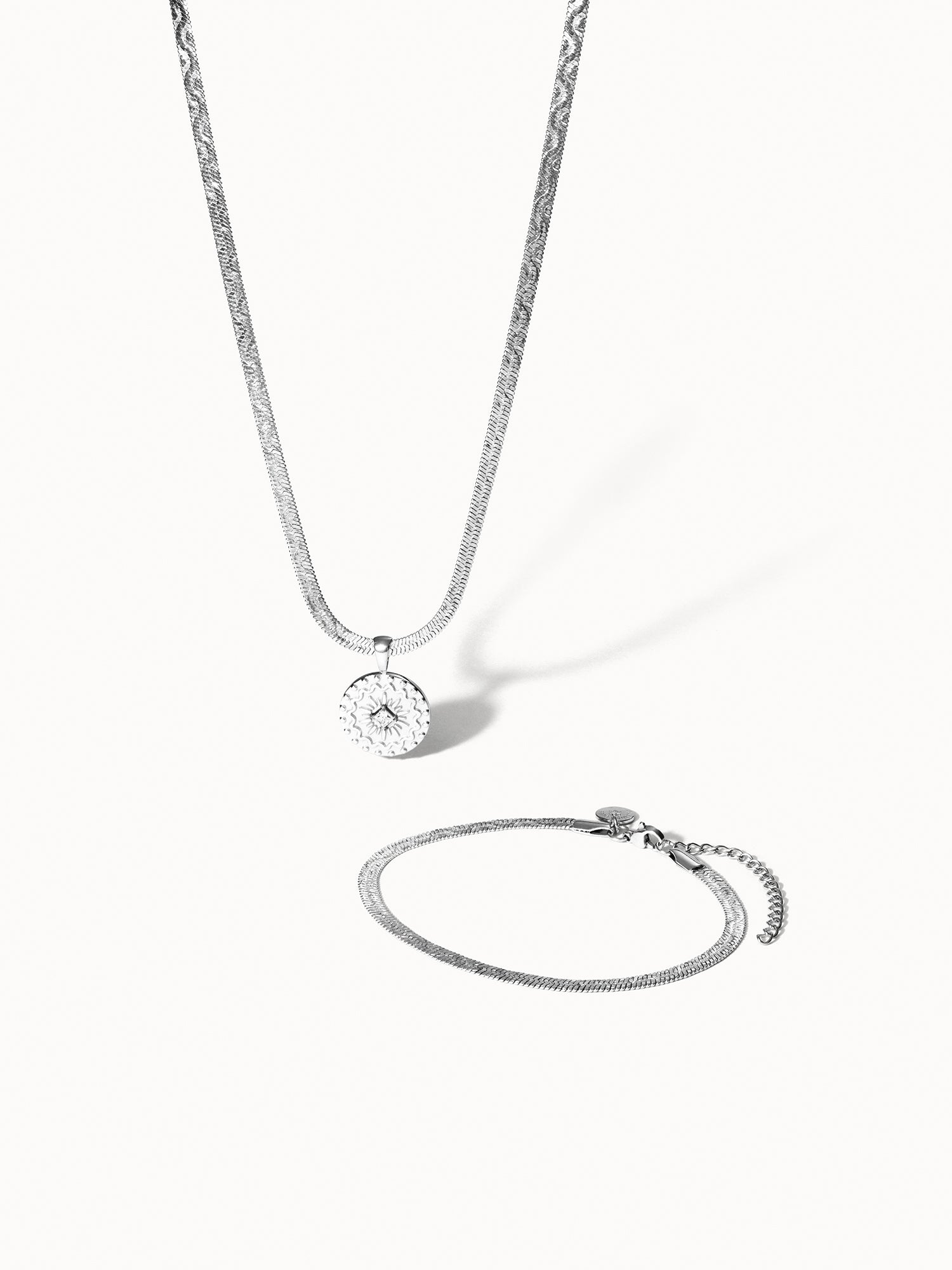 Silberne Kette mit Anhänger und passendem Armband von PURELEI, elegant und modern.