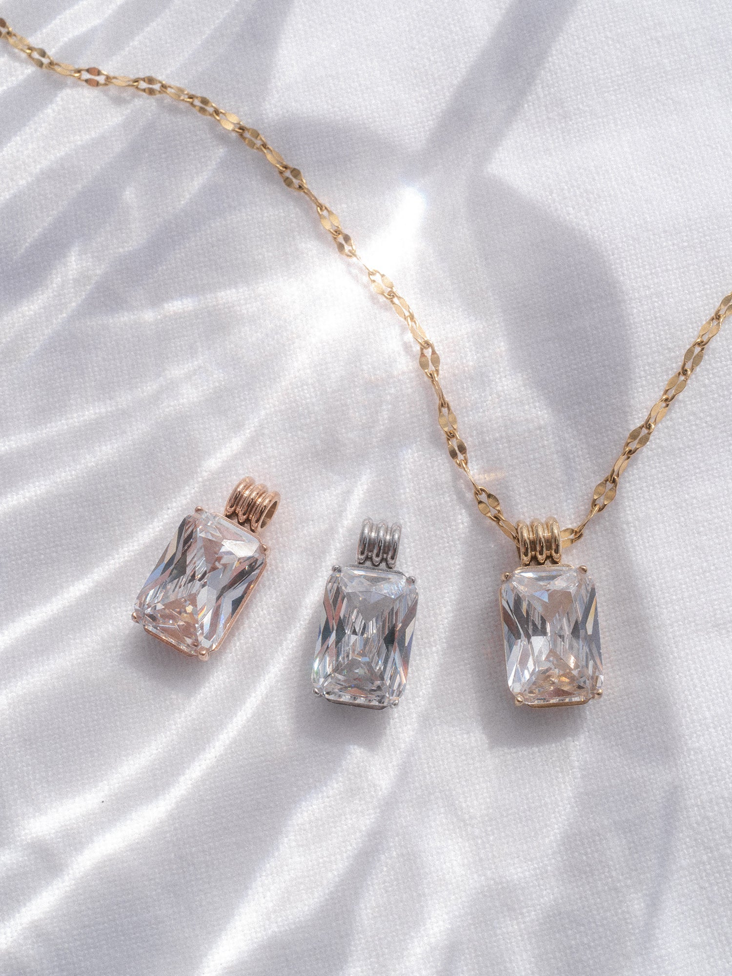 Coastal Chic Charm von PURELEI: 14K vergoldeter Edelstahl mit facettiertem Zirkonia, strahlend und elegant inszeniert.