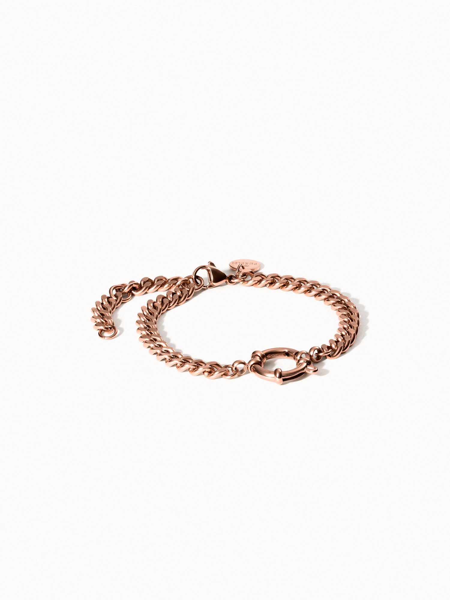 Bold Charm Armband aus roségoldenem Edelstahl mit Panzerkette und Charm-Verschluss, elegant und nickelfrei von PURELEI