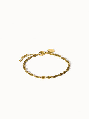 Feines, vergoldetes PURELEI Vintage Armband mit gedrehtem Design, elegant und zart auf hellem Hintergrund.