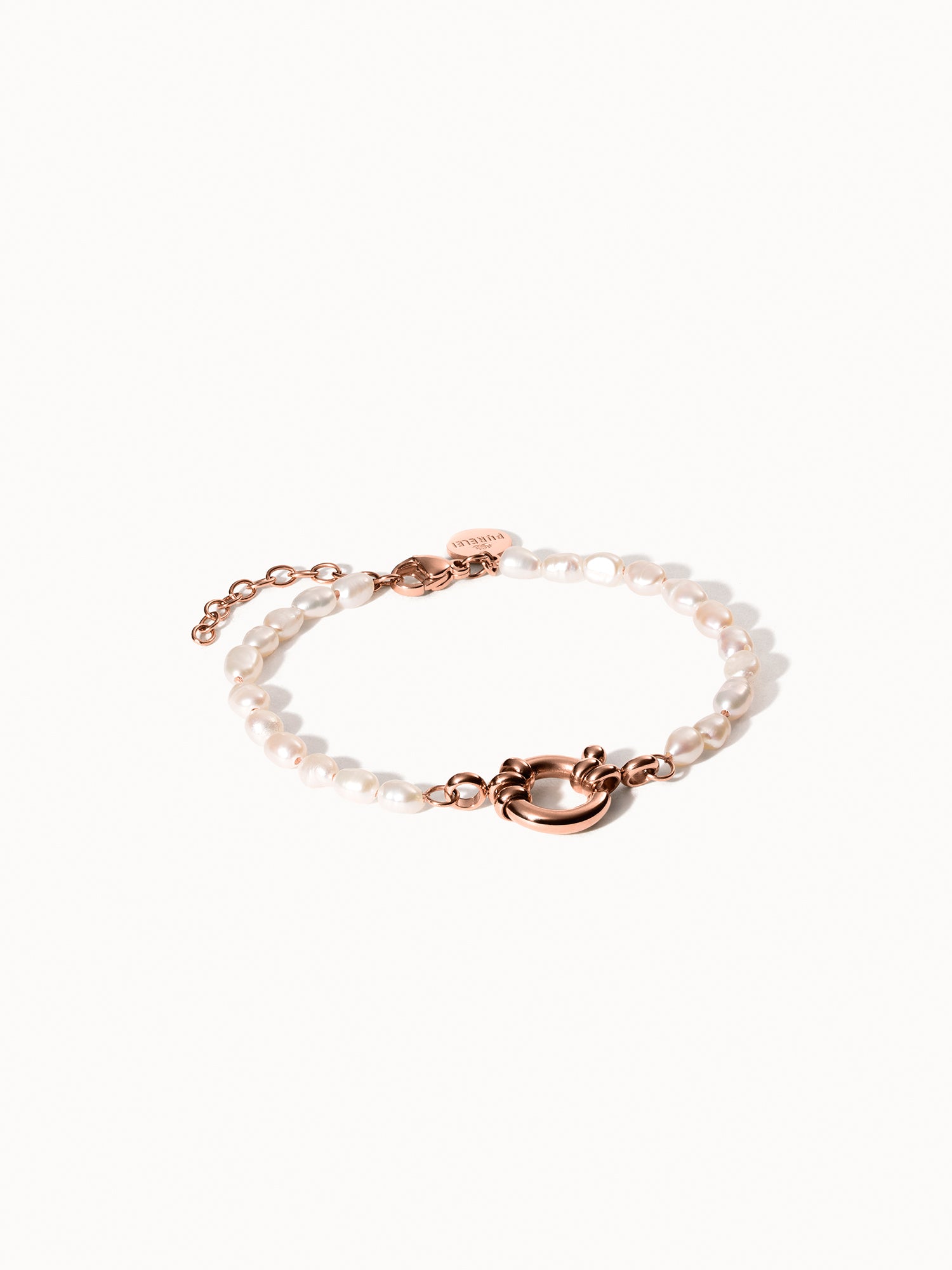 Charm Armband mit Perlen aus roségoldenem Edelstahl und Süßwasserperlen, elegant auf hellem Hintergrund, PURELEI