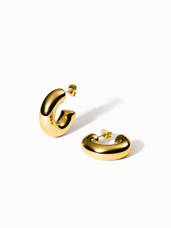 PURELEI Small Stellar Glow Ohrringe aus glänzendem 14K Gold, elegant minimalistisch auf hellem Hintergrund.