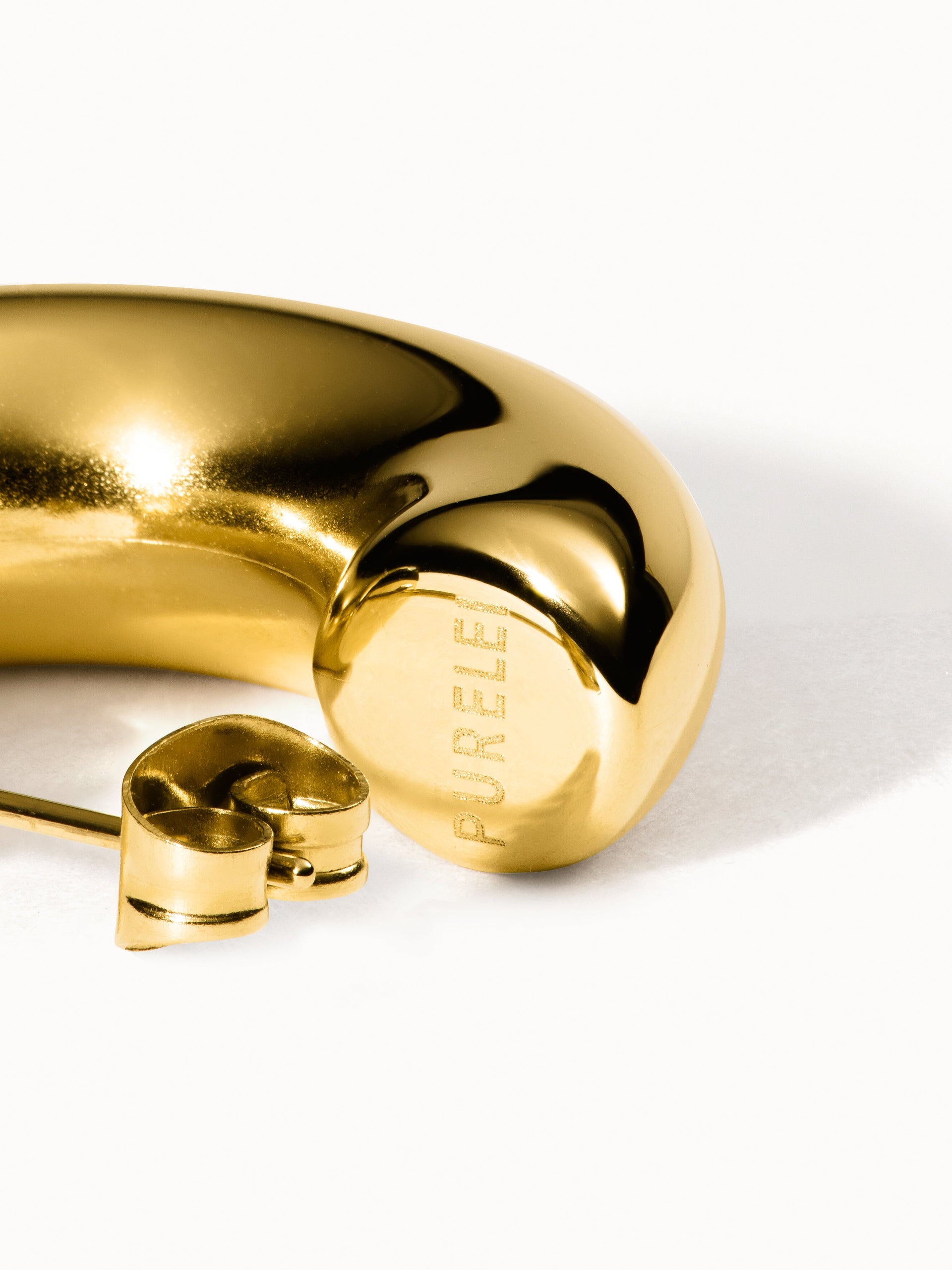 PURELEI Small Stellar Glow Ohrringe in glänzendem Gold, elegant und femininer Statement-Schmuck.