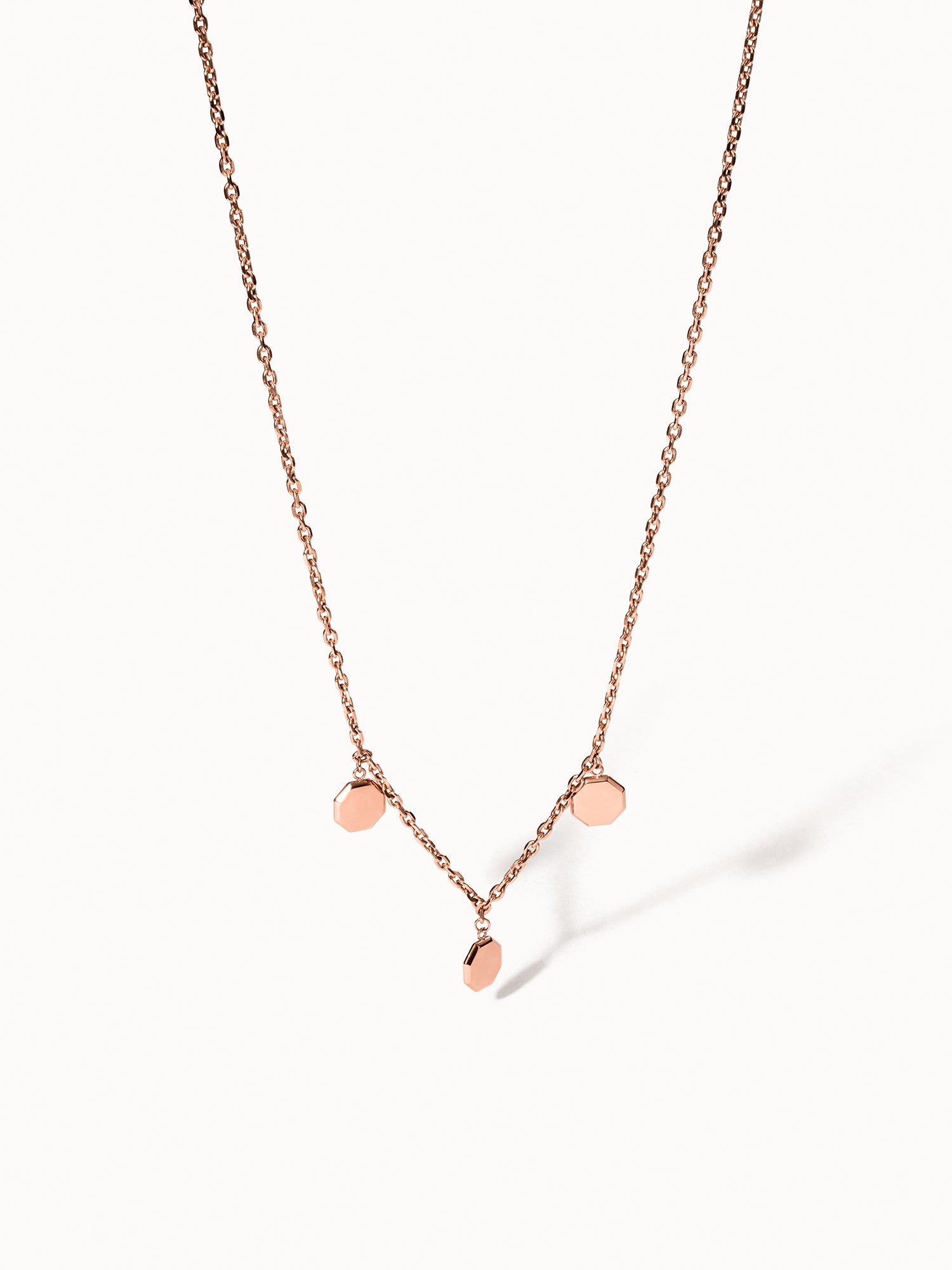 PURELEI Eternal Kette aus rosévergoldetem Edelstahl mit drei achteckigen Anhängern, elegant und feminin.