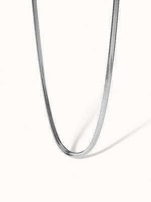I'lalo Kette in silberner Edelstahl-Optik mit elegantem Schlangen-Design, PURELEI, clean & zeitlos.