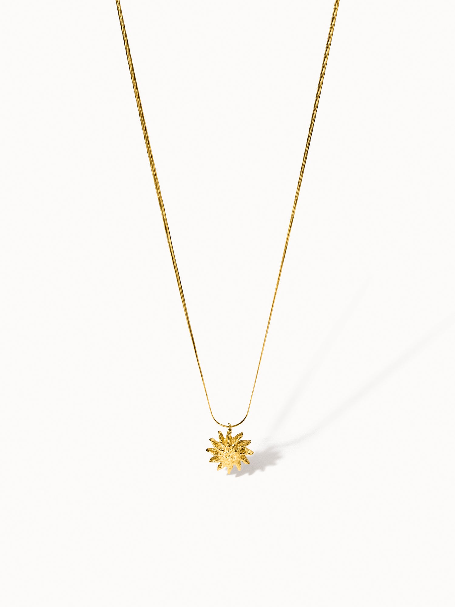 PURELEI Iconic Sun Kette in Gold mit filigraner Snake-Chain und strukturiertem Sonnenanhänger, clean & elegant.