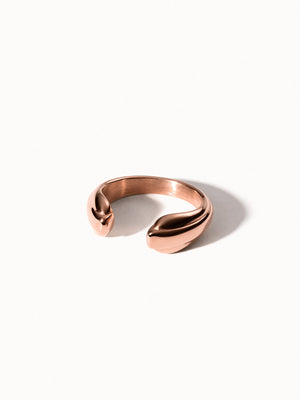 Roségoldener Ring mit geschwungenem Design von PURELEI, elegant und modern.
