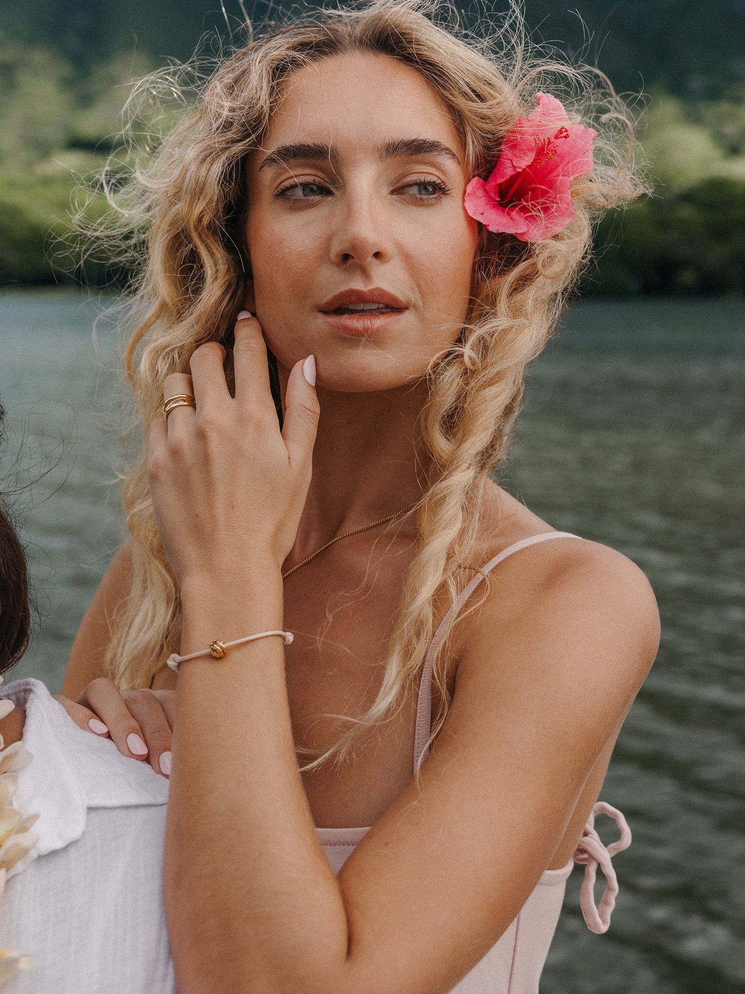 PURELEI Twin Tides Ring aus vergoldetem Edelstahl, zwei geschwungene Bänder, getragen am Finger, natürliche Eleganz.