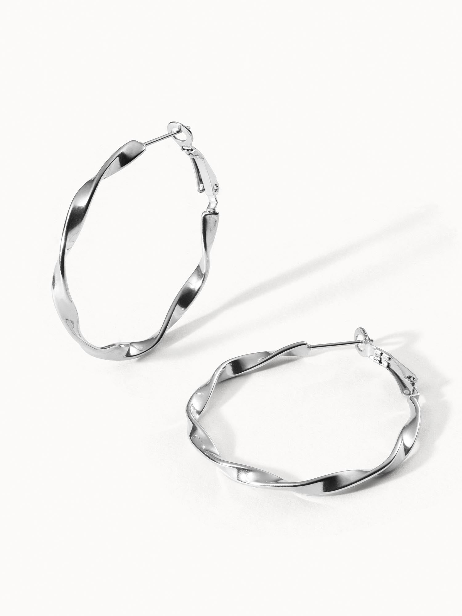 PURELEI Ke Kai Ohrringe aus nickelfreiem, silbernem Edelstahl mit leichtem Twist, elegant und zeitlos.