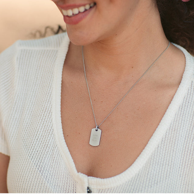 PURELEI Plate Charm Kette aus nickelfreiem Silber, schlicht und zeitlos am Schlüsselbein getragen, elegant und natürlich