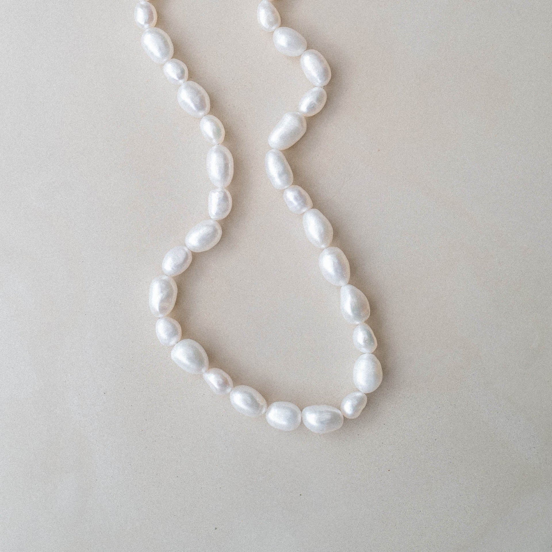Ivory Pearl Kette von PURELEI mit unregelmäßigen Keshiperlen in sanftem Weiß auf hellem Hintergrund