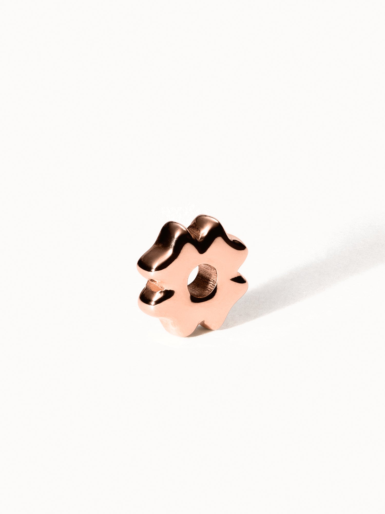 Roségoldener Lei Kleeblatt Bubble Charm von PURELEI, glänzend, symbolisiert Glück und feminine Leichtigkeit.