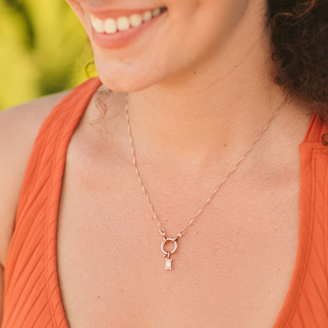 PURELEI Stone White Charm Anhänger in Roségold mit Zirkonia, elegant getragen, feminine Island-Ästhetik, nickelfrei.