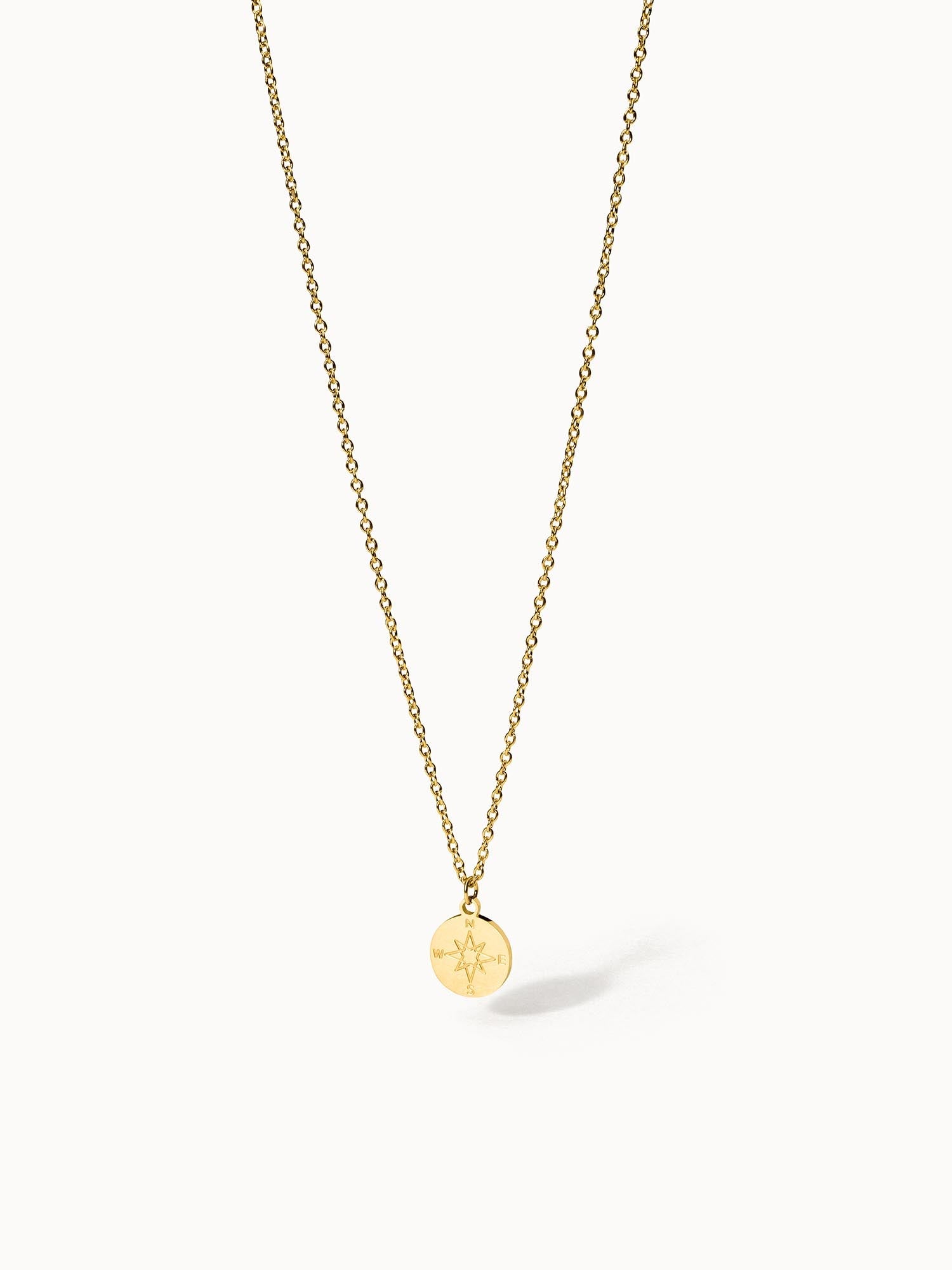 PURELEI Compass Kette aus 18K vergoldetem Edelstahl mit Kompassanhänger, pur und elegant vor weißem Hintergrund.