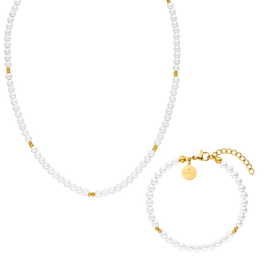 Weißes Perlenarmband und -kette mit goldenen Akzenten von PURELEI, elegant und feminin.