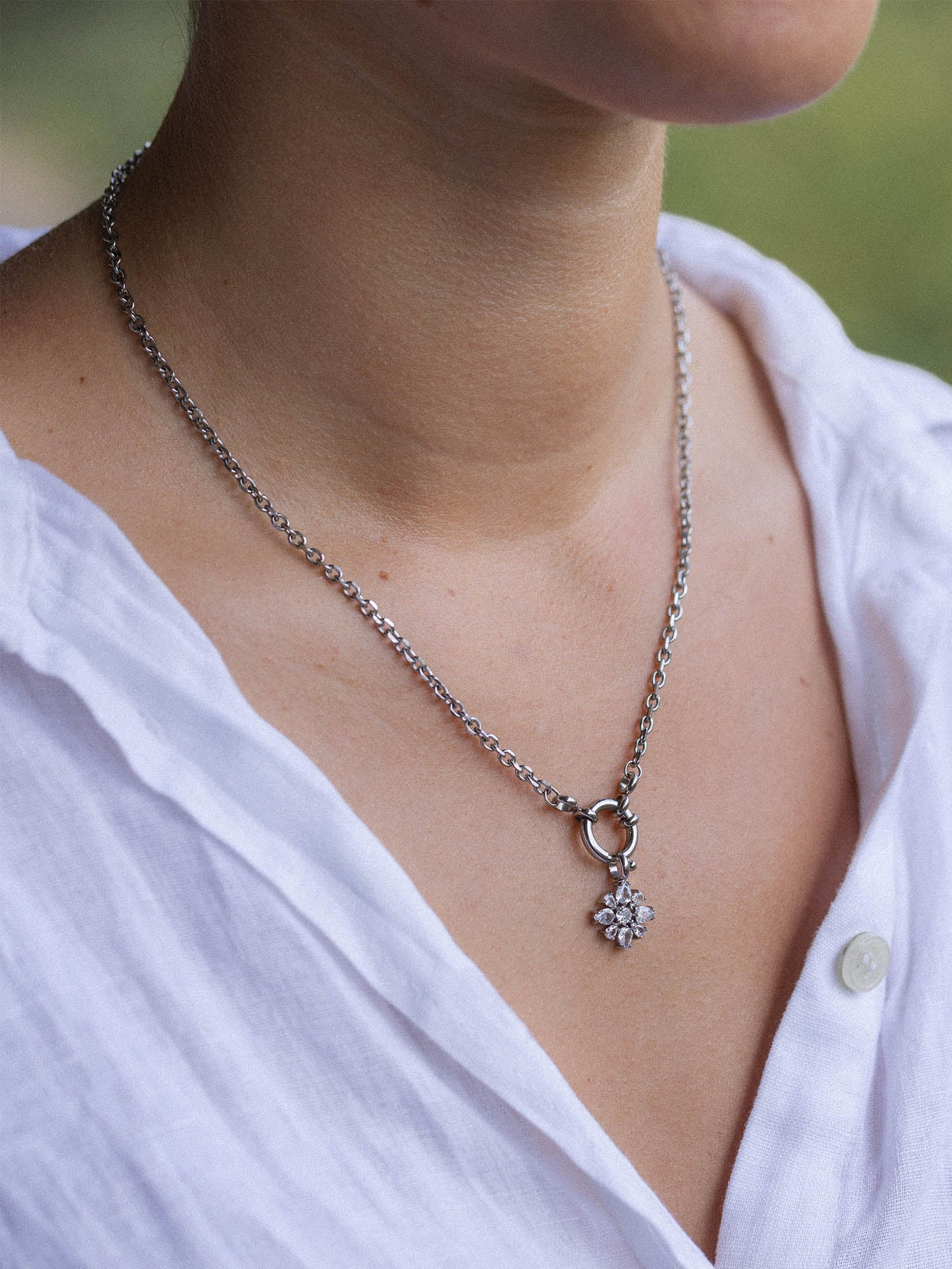 PURELEI Blossom Charm Silberkette mit zarten Zirkonia-Blütenanhänger, feminin und zeitlos elegant getragen