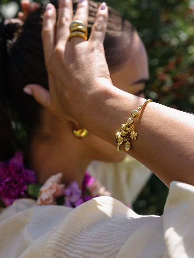 PURELEI Lei Blatt Stopper Charm in Gold mit Blätterdesign am Handgelenk, elegant und feminin inszeniert.