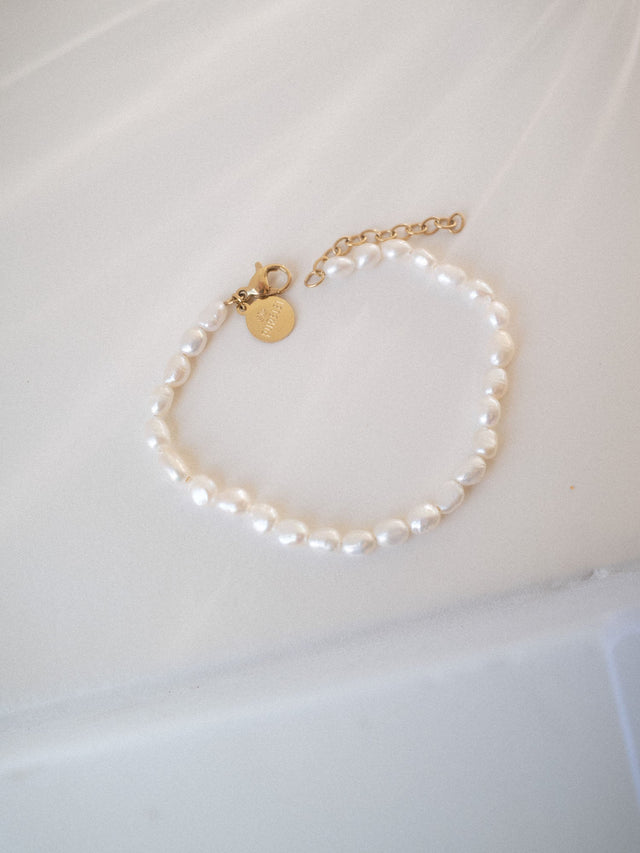 Pearlfection Perlenarmband mit weißen Süßwasserperlen und vergoldetem Verschluss, pure feminine Eleganz von PURELEI