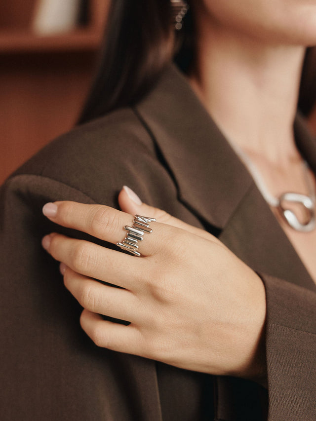 Eleganter Ring aus Silber mit modernem Design, getragen an einer Hand, PURELEI.