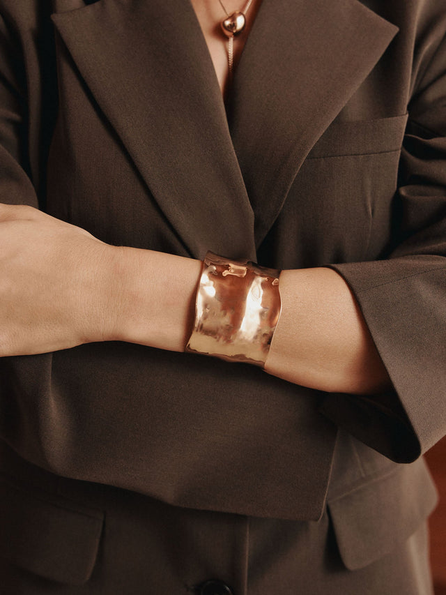 Roségoldenes Armband mit gewellter Oberfläche, getragen in eleganter Umgebung – PURELEI.