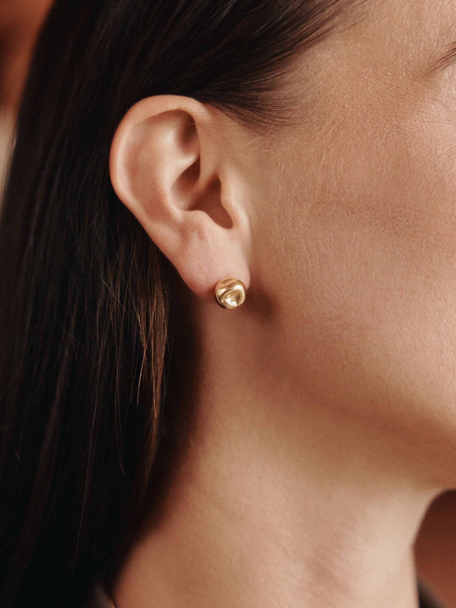 Elegante, allergenfreundliche Ohrringe aus Silber, getragen in warmem Licht – PURELEI.