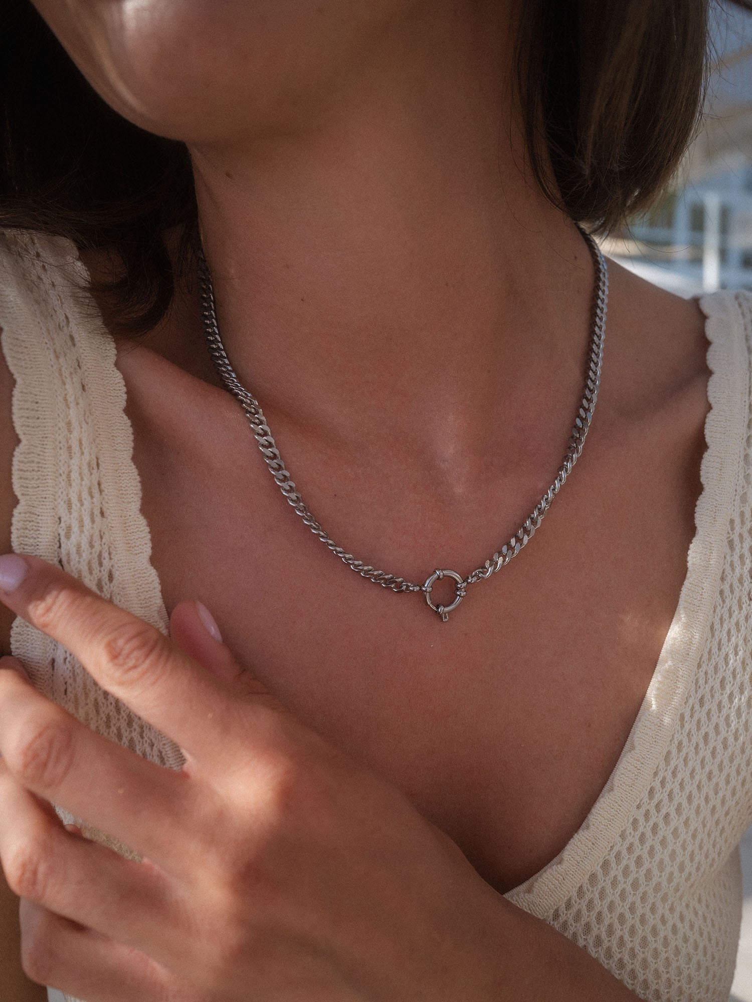 PURELEI Bold Charm Kette aus silbernem Edelstahl mit Charm-Verschluss, minimalistisch am Hals getragen, elegant und zeitlos