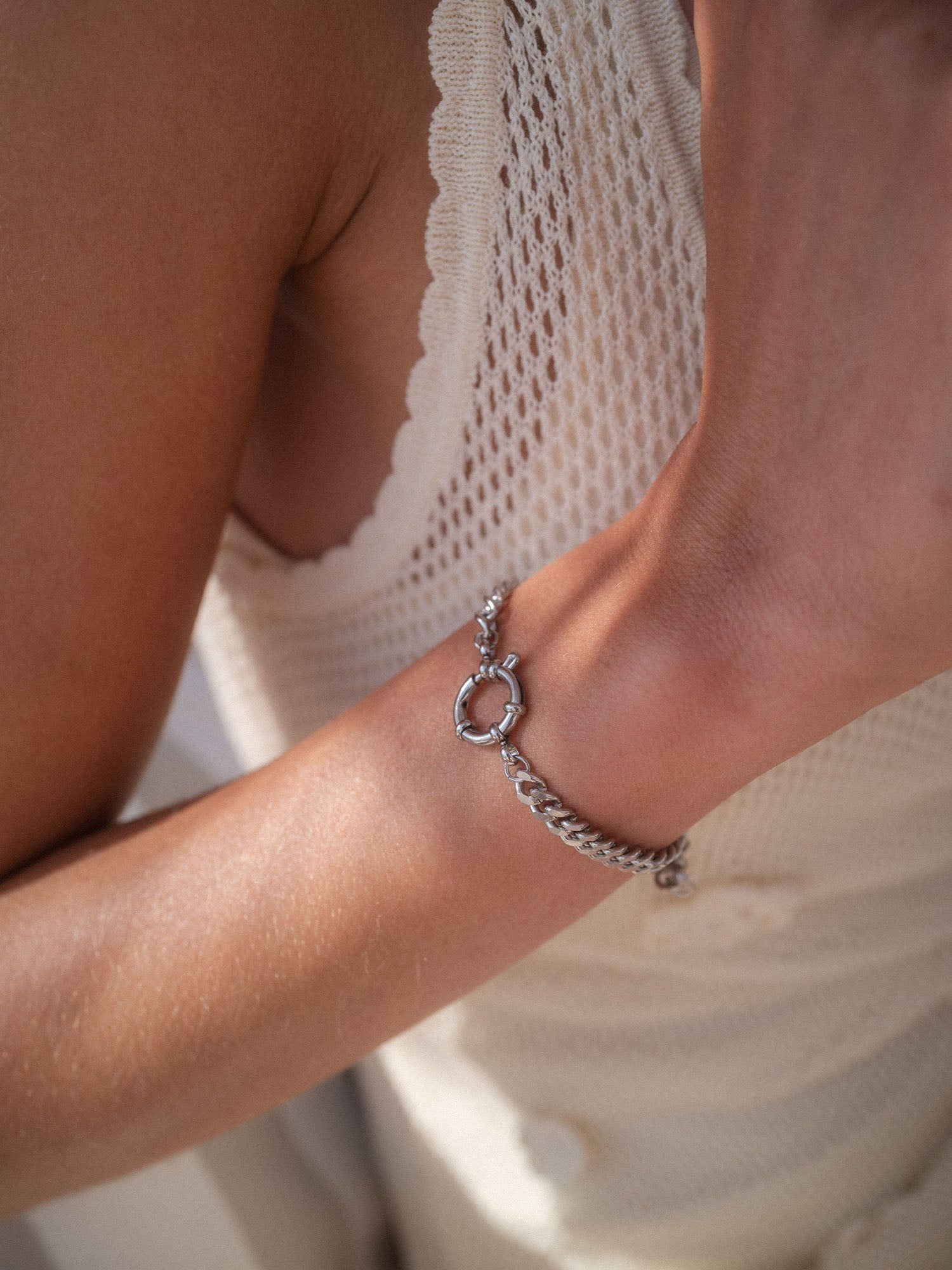 PURELEI Bold Charm Armband aus nickelfreiem Silber mit Charm-Verschluss, elegant am Handgelenk getragen.