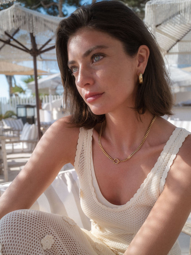 PURELEI Small Stellar Glow Ohrringe aus 14K Gold-Edelstahl strahlen warme Eleganz im sonnendurchfluteten Sommerambiente aus.