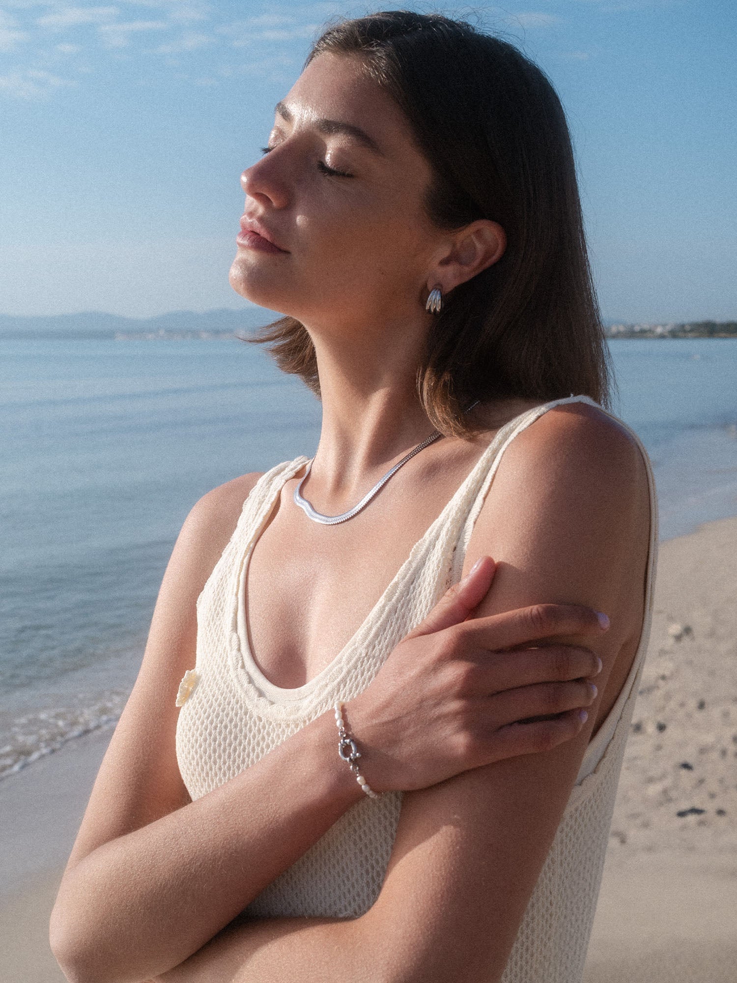 PURELEI Charm Armband mit Süßwasserperlen und Charm-Öse, zart getragen am Strand, elegant und feminin