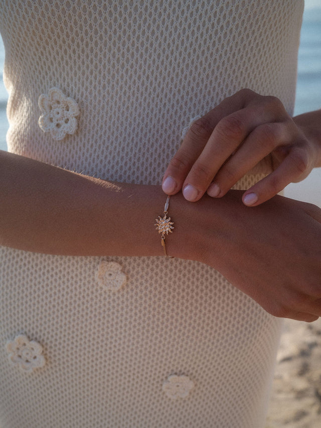 Filigranes PURELEI Iconic Sun Armband in Gold mit Sonne am Handgelenk, elegant und feminin, beachy calm.
