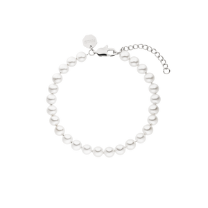 Wasserfestes Armband aus weißen Perlen mit feinem Verschluss von PURELEI.