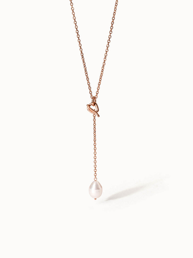 PURELEI Aloha Perlenkette in roségold mit abnehmbarem Muschel-Perlen-Anhänger, elegant und feminin inszeniert.
