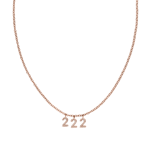 Roségoldene 222 Kette mit Zirkonia besetzten Zahlenanhängern und Ankerkette, elegant und filigran.