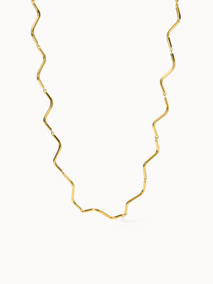 Goldene Wellenkette von PURELEI, elegant und modern, mit geschwungenem Design.