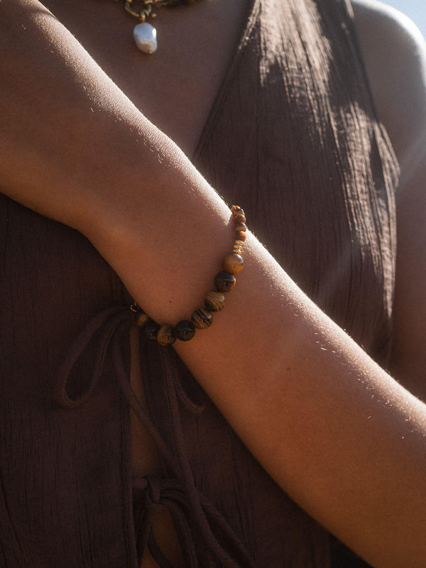 Braunes Armband aus Naturmaterialien, getragen am Handgelenk, inspiriert von PURELEI.