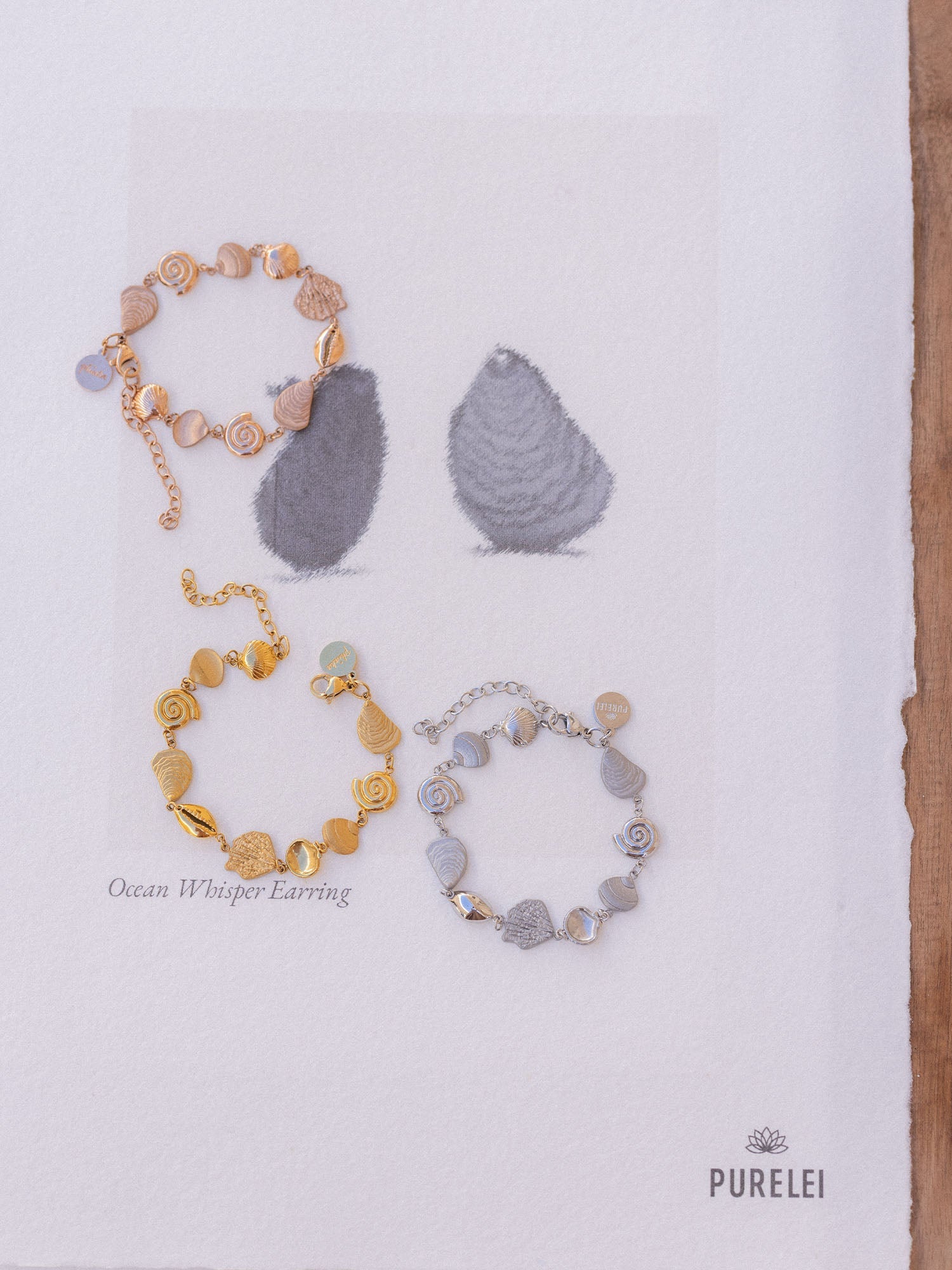 Ocean Whisper Armband in Gold, Silber und Roségold mit Muschel-Design, elegant präsentiert von PURELEI.