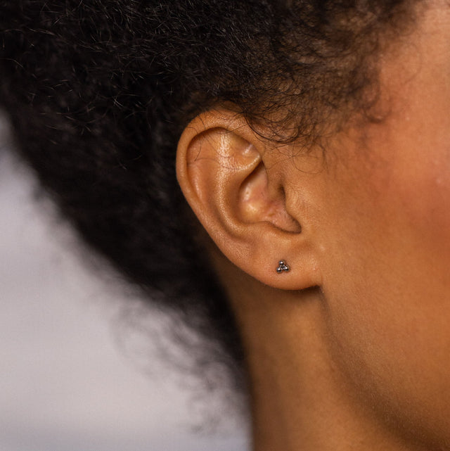 Schlichte, allergenfreundliche Ohrringe in Silber von PURELEI, elegant und modern.